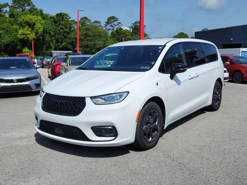 Used 2024 Chrysler Pacifica Limited FWD image 5