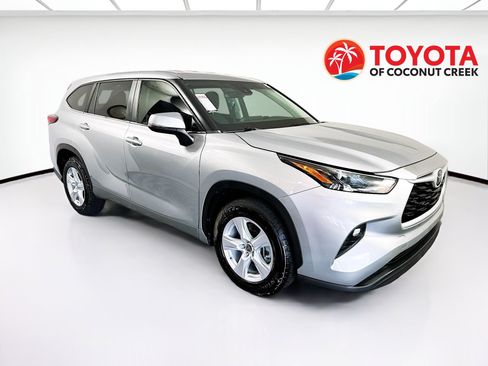 Used 2023 Toyota Highlander LE image 1