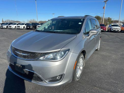 Used 2017 Chrysler Pacifica Touring-L image 1