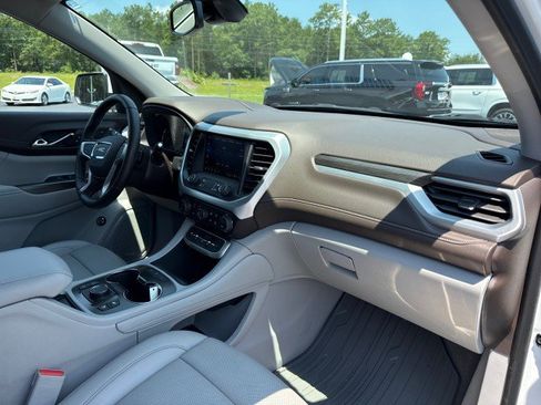Used 2023 GMC Acadia SLT w/ Technology Package FWD image 9