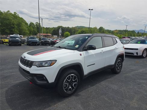 Used 2024 Jeep Compass Trailhawk AWD/4WD image 7