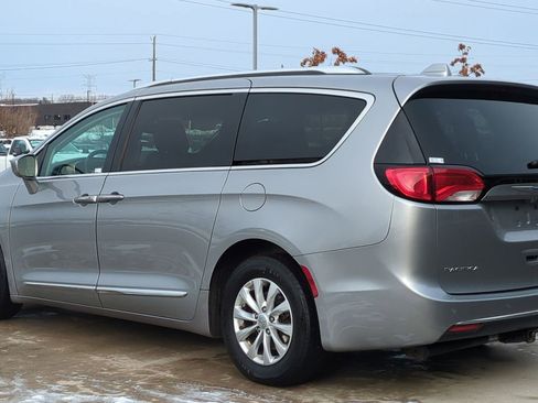 Used 2018 Chrysler Pacifica Touring-L image 3