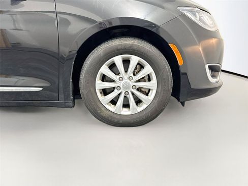 Used 2017 Chrysler Pacifica Touring-L FWD image 19