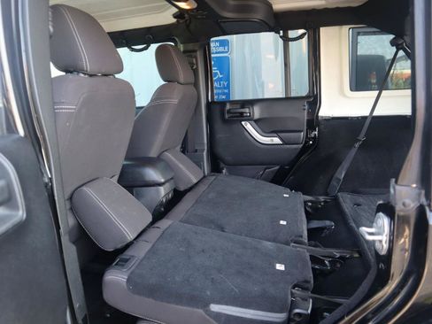 Used 2015 Jeep Wrangler Unlimited Sahara w/ Connectivity Group AWD/4WD image 46