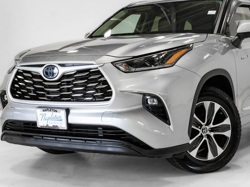 Used 2021 Toyota Highlander XLE AWD/4WD image 2