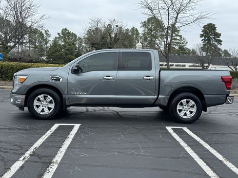 Used 2017 Nissan Titan SV RWD image 2