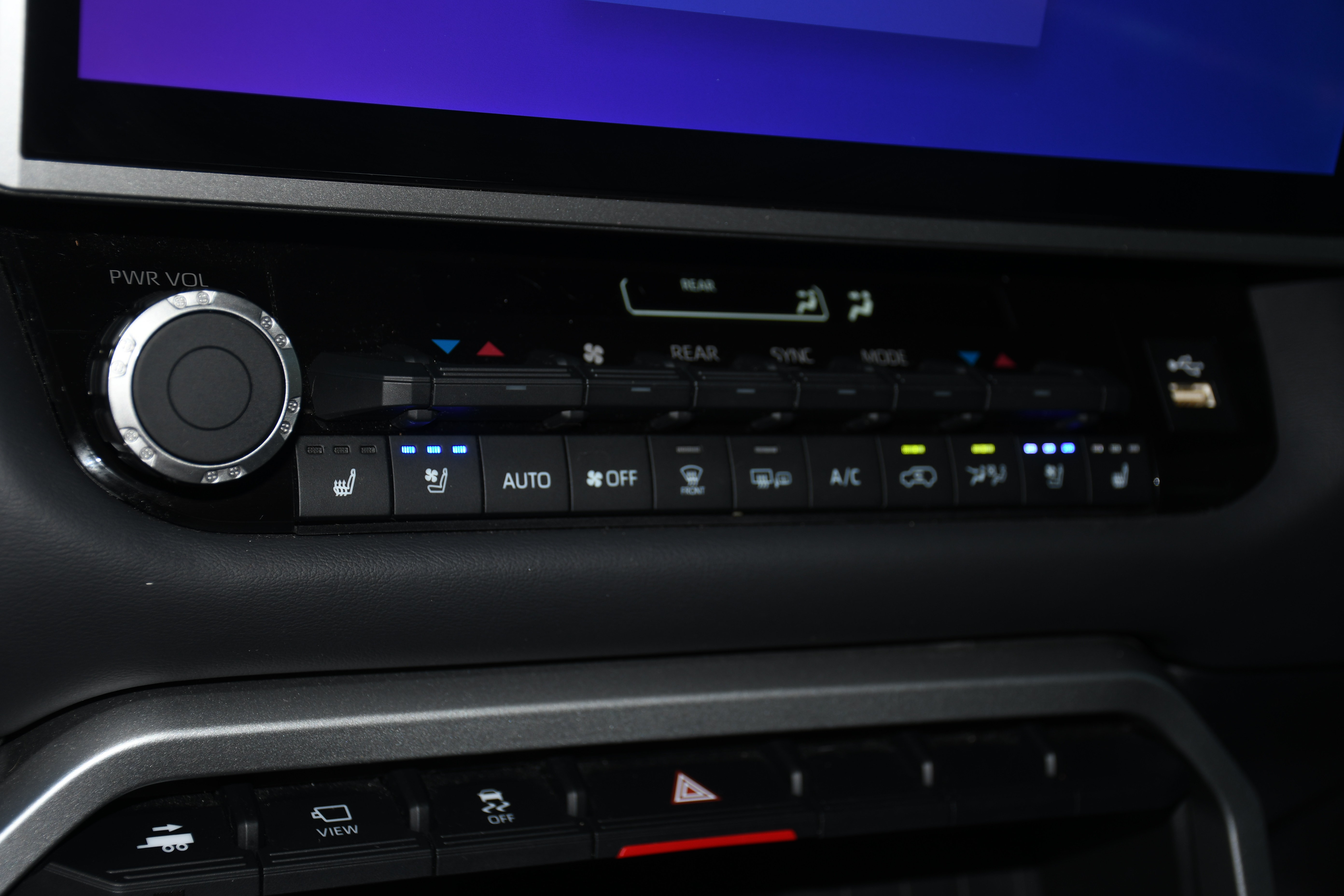 Certified 2025 Toyota Sequoia Platinum AWD/4WD image 18