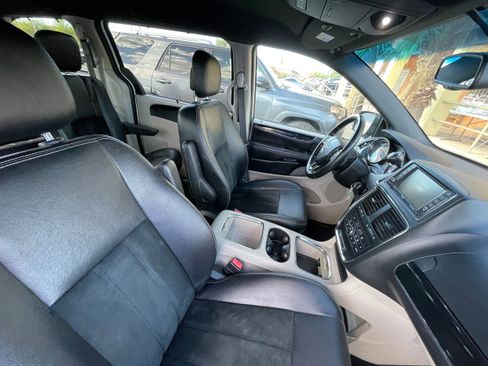 Used 2017 Dodge Grand Caravan SXT w/ Driver Convenience Group image 29