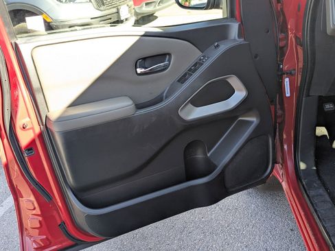 Used 2022 Nissan Frontier SV w/ Technology Package image 14