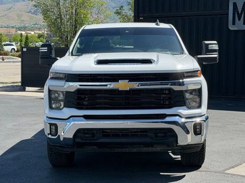 Used 2024 Chevrolet Silverado 2500 LT AWD/4WD image 2