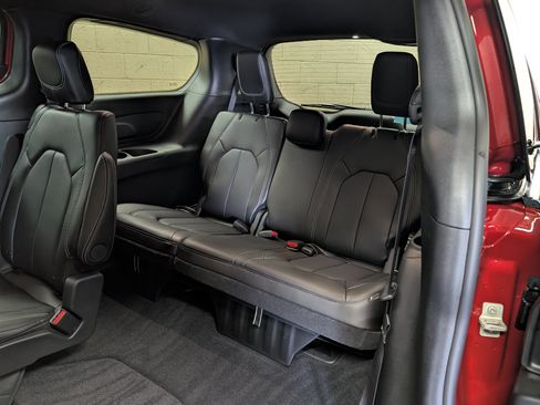 New 2027 Chrysler Pacifica Select AWD/4WD image 10