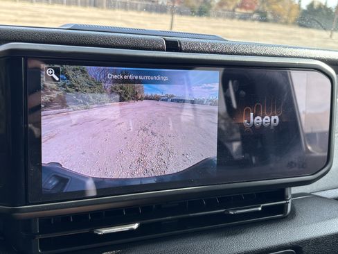 Used 2025 Jeep Gladiator Sport image 15