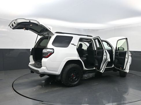Used 2022 Toyota 4Runner TRD Off-Road Premium AWD/4WD image 39