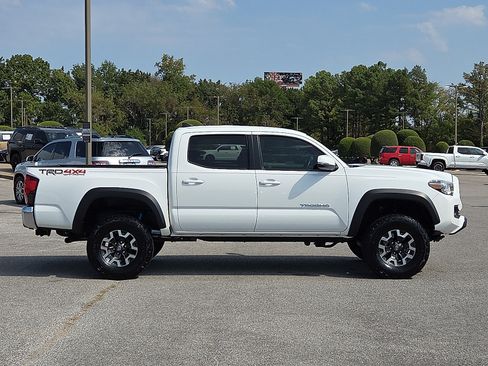 Used 2019 Toyota Tacoma TRD Off-Road AWD/4WD image 6
