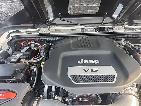 Used 2017 Jeep Wrangler Unlimited Sahara w/ Dual Top Group AWD/4WD image 25