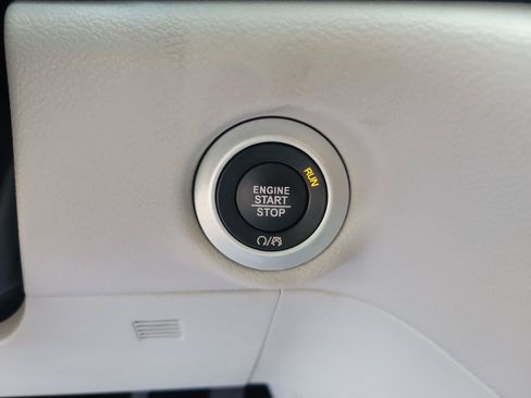 Used 2024 Chrysler Pacifica Touring-L FWD image 32
