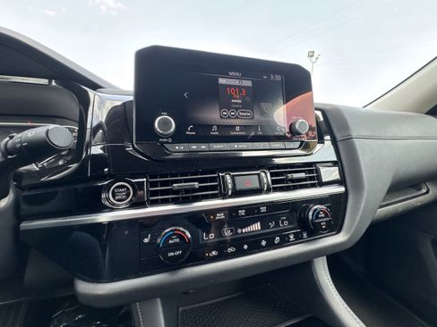 Used 2024 Nissan Pathfinder SV image 16