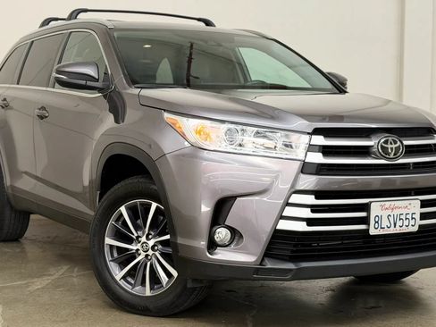 Used 2019 Toyota Highlander XLE FWD image 1