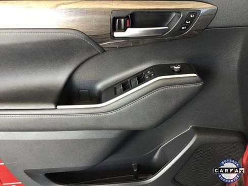 Used 2023 Toyota Highlander Limited image 36