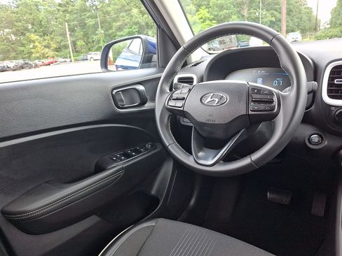 Certified 2023 Hyundai Venue Limited w/ Cargo Package FWD image 6
