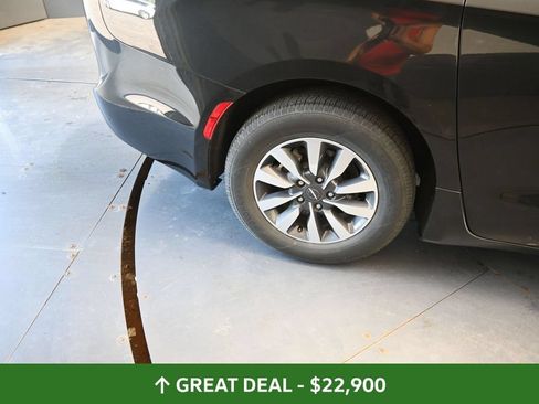 Used 2023 Chrysler Pacifica Touring-L FWD image 28