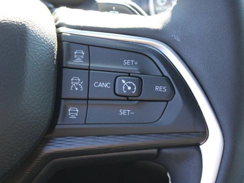 Used 2025 Jeep Grand Cherokee Laredo w/ Luxury Tech Group I image 15