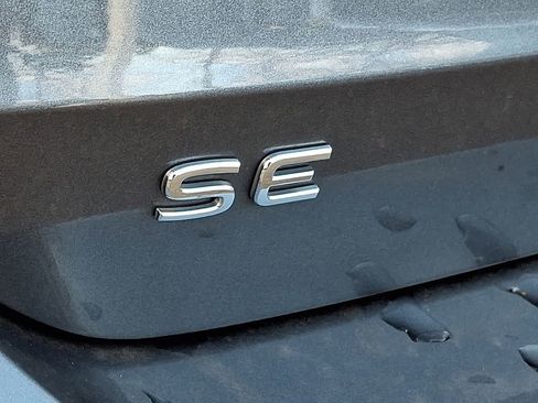 Used 2022 Volkswagen Taos SE w/ Panoramic Sunroof Package FWD image 28