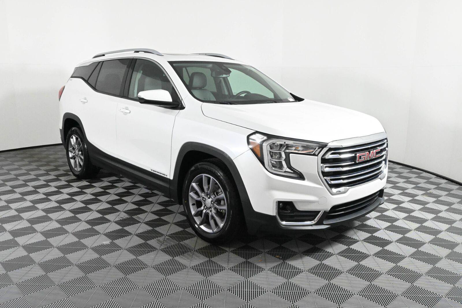 Used 2023 GMC Terrain SLT w/ LPO, Floor Liner Package FWD image 1