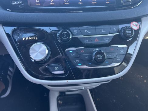 Used 2024 Chrysler Pacifica Touring-L image 35