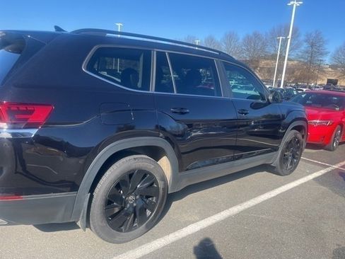 Used 2024 Volkswagen Atlas SE w/ Panoramic Sunroof Package image 2