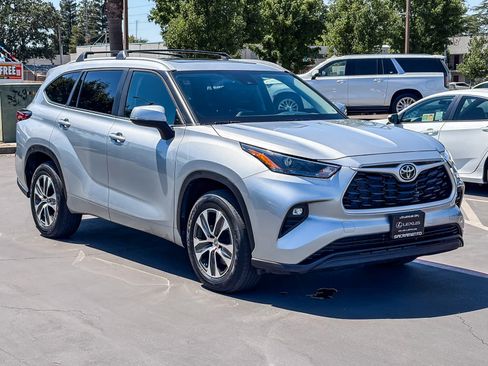 Used 2023 Toyota Highlander XLE FWD image 5