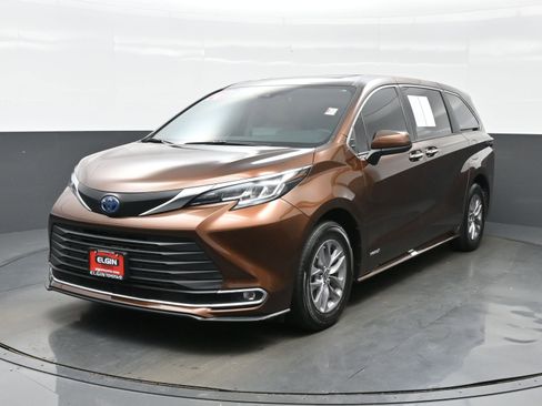 Used 2021 Toyota Sienna XLE FWD image 2