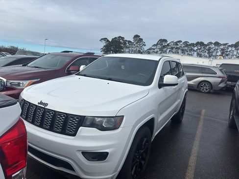 Used 2018 Jeep Grand Cherokee Altitude image 2