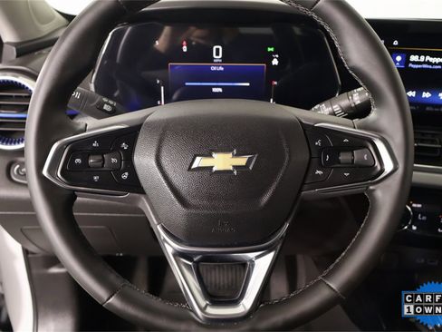 Used 2025 Chevrolet Trax LT w/ LT Convenience Package image 3