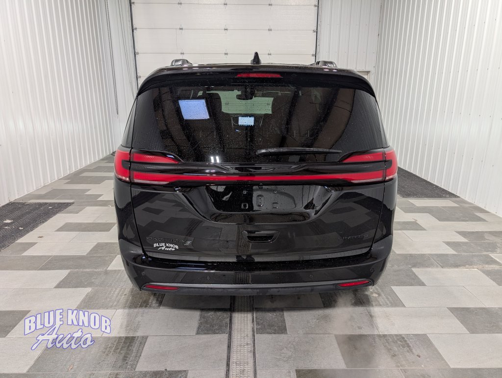 Used 2027 Chrysler Pacifica Limited FWD image 3