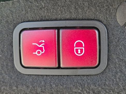 Used 2021 Mercedes-Benz C 300 4MATIC Sedan image 33