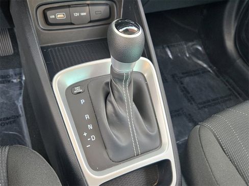 Certified 2022 Hyundai Venue SE image 18