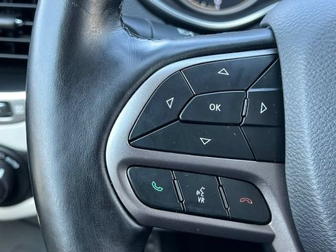 Used 2021 Jeep Cherokee Latitude Plus FWD image 19