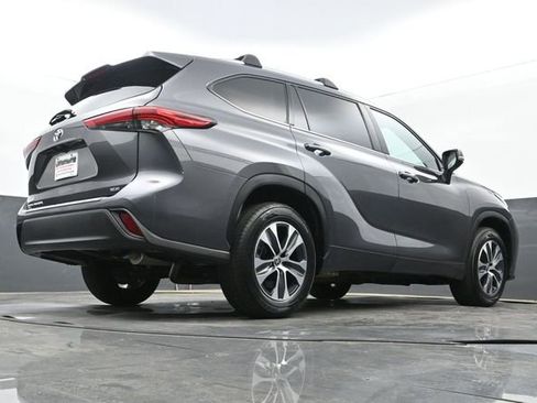 Used 2022 Toyota Highlander XLE image 28