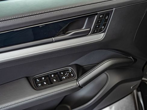 Certified 2025 Porsche Cayenne E-Hybrid Coupe AWD/4WD image 20