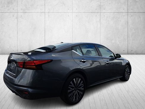 Used 2024 Nissan Altima 2.5 SV image 5