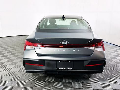 Used 2025 Hyundai Elantra SE image 4