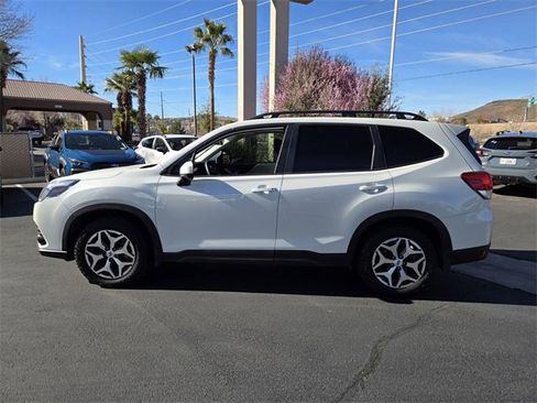 Used 2023 Subaru Forester Premium image 7