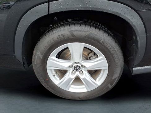 Used 2024 Toyota Highlander LE FWD image 13