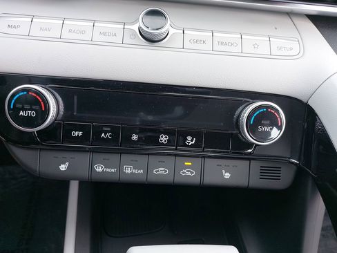 Used 2025 Hyundai Elantra Limited image 21