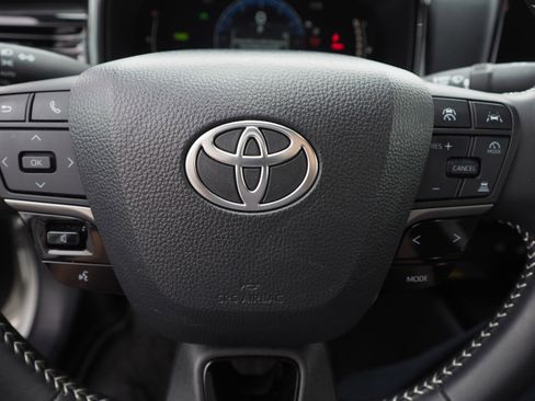 Used 2025 Toyota Camry SE image 23