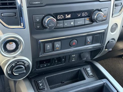 Used 2018 Nissan Titan SV w/ SV Convenience Package AWD/4WD image 15