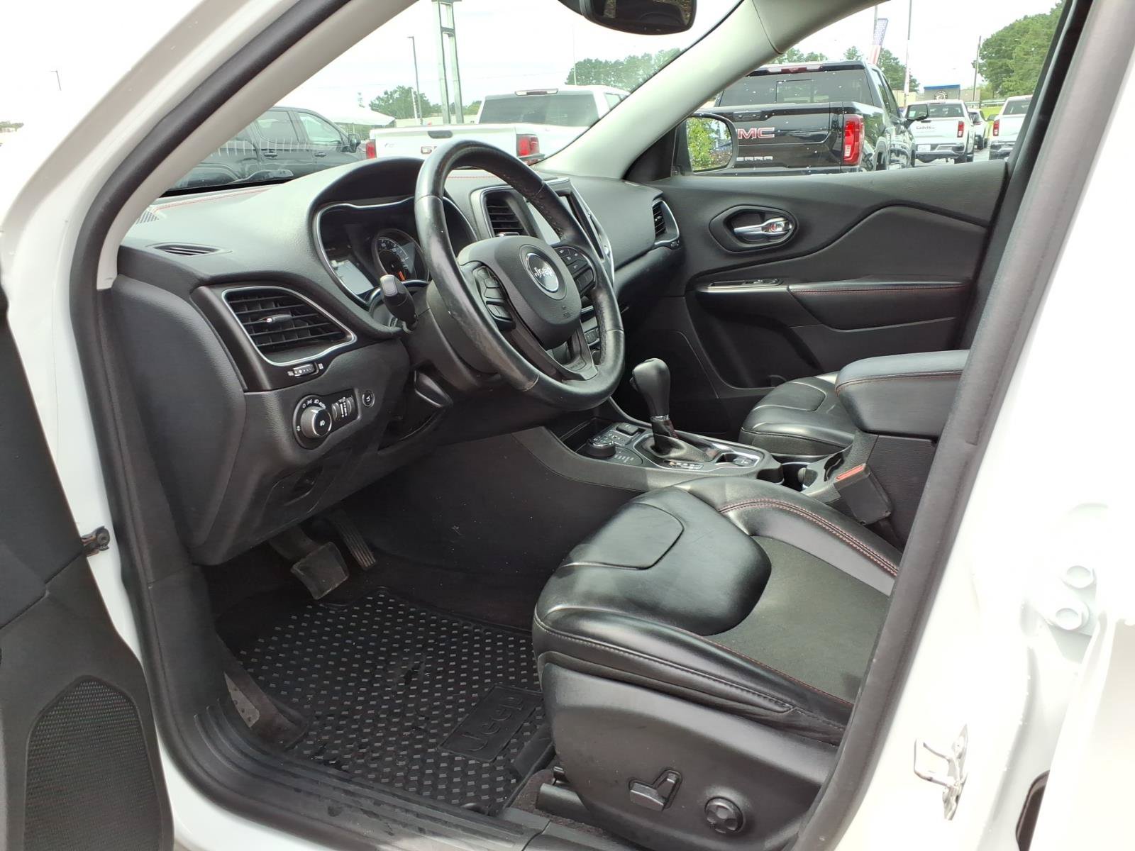 Used 2019 Jeep Cherokee Trailhawk w/ Comfort/Convenience Group AWD/4WD image 21