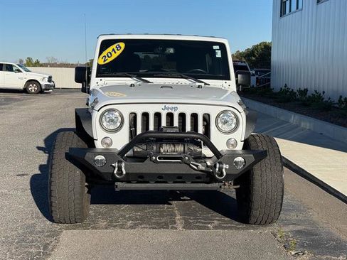 Used 2018 Jeep Wrangler Unlimited Sahara w/ Connectivity Group image 26