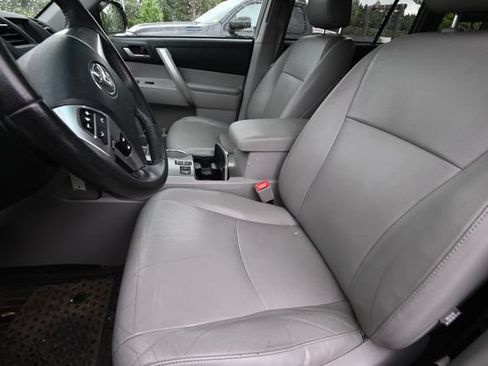 Used 2012 Toyota Highlander SE w/ Tow Pkg AWD/4WD image 8